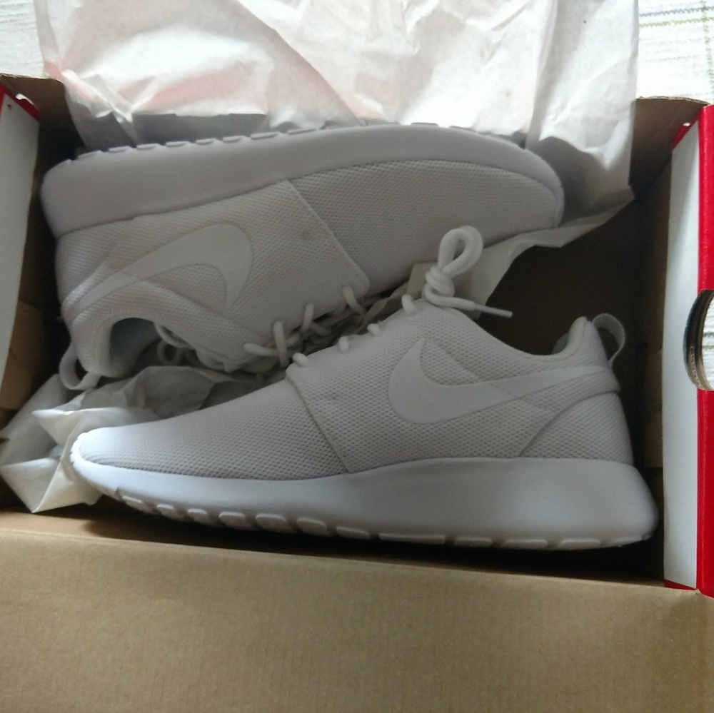 Women s size 8 nike roshe white new never worn